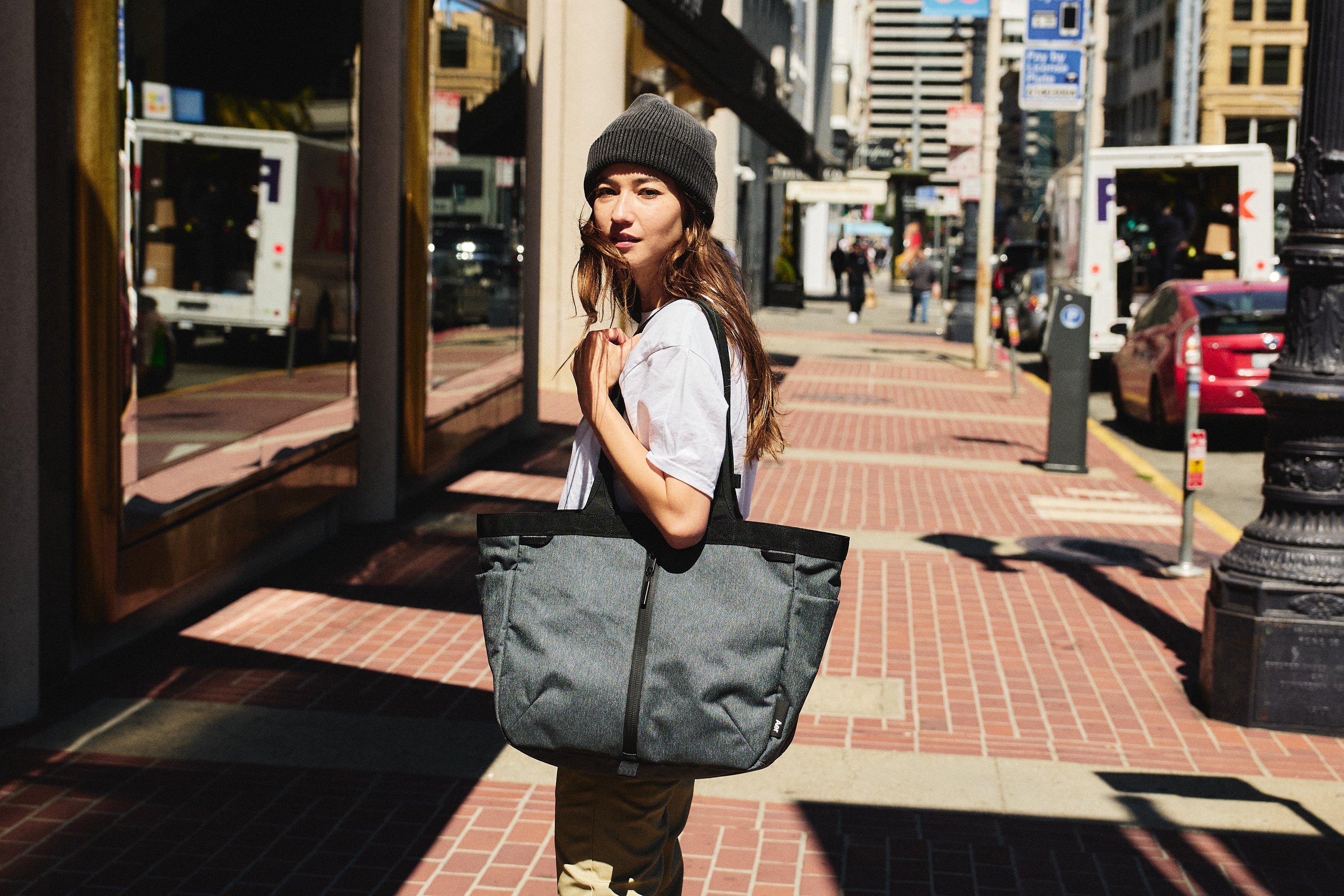 aer_citytote_black_lifestyle_6.jpg